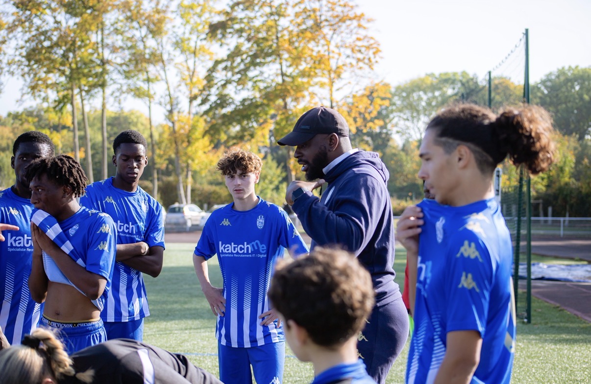 Causerie du coach avec son équipe au bord du terrain