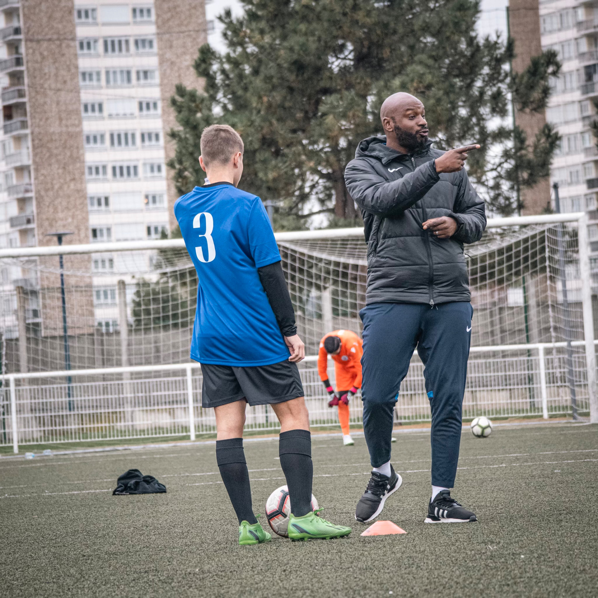 Fadhil Salou donnant des consignes à un joueur pendant un match
