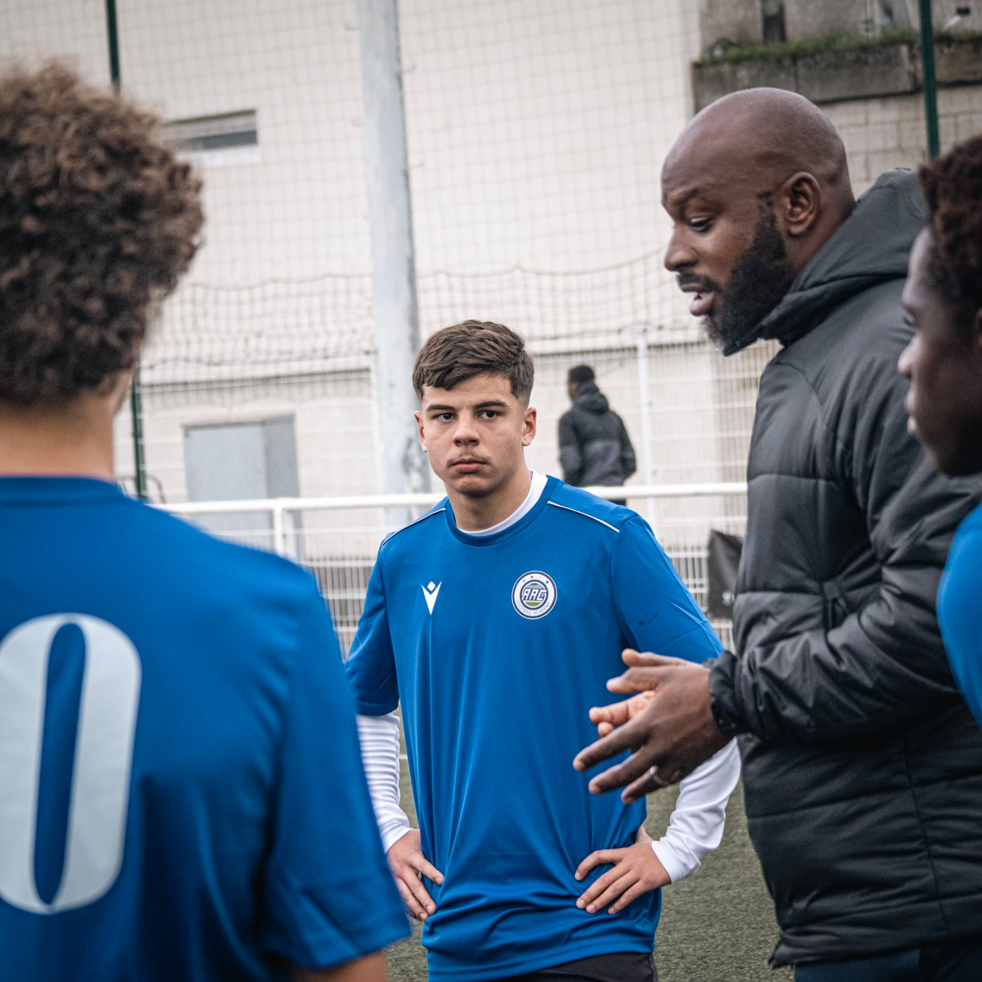 Fadhil Salou échangeant avec un groupe de jeunes joueurs